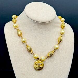 Preloved vintage Chanel long pearl & 24kt gold plated necklace